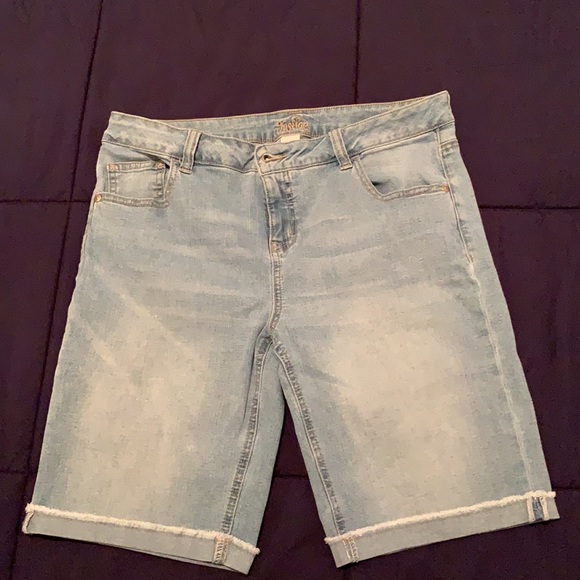 ✨𝐶𝑢𝑡𝑒 𝐿𝑖𝑔ℎ𝑡 𝑊𝑎𝑠ℎ 𝑆ℎ𝑜𝑟𝑡𝑠✨ - Picture 2 of 5